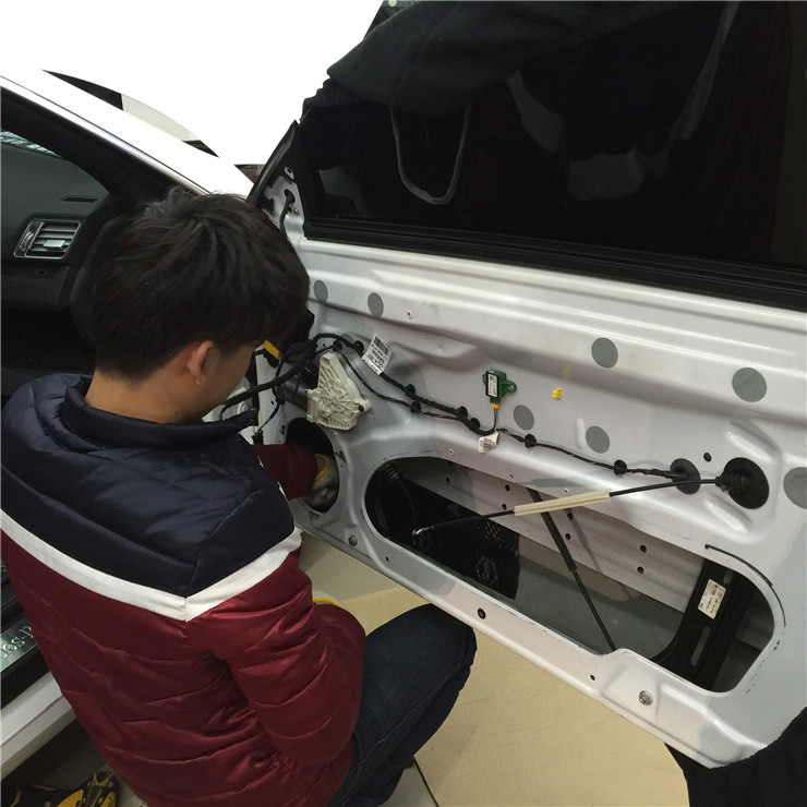 奔馳E200升級汽車音響，改裝伊頓 RSE160套裝喇叭  上海音豪